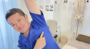 「わき」にある広背筋をストレッチして腰痛を解消しましょう！簡単にできる広背筋ストレッチのご紹介！【腰痛　整体　ストレッチ　横浜　戸塚　東戸塚