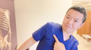 胸を伸ばして腰痛を解消する方法　効果的な大胸筋ストレッチをお伝えします。【猫背の解消】【腰痛　整体】【腰痛専門　整体院アイン　ストレッチ　横浜　戸塚　東戸塚　大和市中央林間】