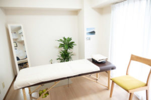 横浜市戸塚区東戸塚の【ギックリ痛専門】整体院 AIN-アイン-東戸塚では皆様が安心して施術を受けられるようコロナ感染予防対策を万全に行っております。 ギックリ腰の他にも 病院や整骨院などどこへ行っても改善しなかった 【慢性腰痛】【ヘルニア】【坐骨神経痛】【脊柱管狭窄症】【すべり症】 【ぎっくり腰】【産後の腰痛】【腰椎分離症】 一人で悩まなないでください! 横浜市東戸塚の「腰痛専門」整体院AIN-アイン-東戸塚におまかせください。 https://seitai-ain.com/higashitotuka/