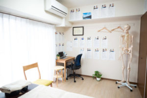 東戸塚で唯一の【脊柱管狭窄症専門】整体院AINアイン 東戸塚 代表の志村です。 本日は脊柱管狭窄症でお悩みのあなたが絶対にやるべきストレッチについてお話していきたいと思います。