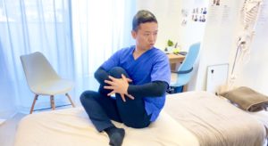 横浜市戸塚の腰痛専門整体院アイン　院長の志村です。本日は30秒で劇的に効く『腰痛ストレッチ』をご紹介します。